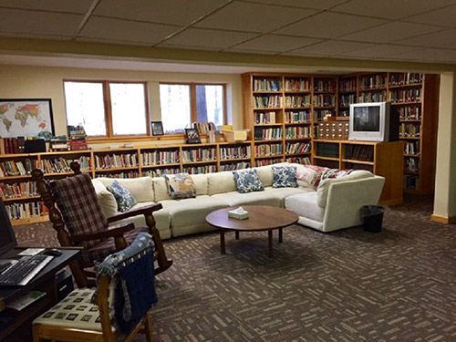Library in the lower level of the Manresa Prayer House