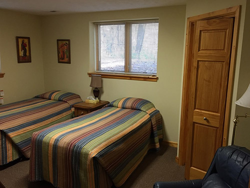 Twin bedroom in the Manresa Prayer House