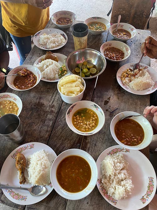 table with Colombian food