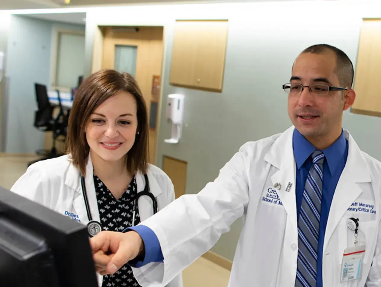 Pulmonary fellows on computer