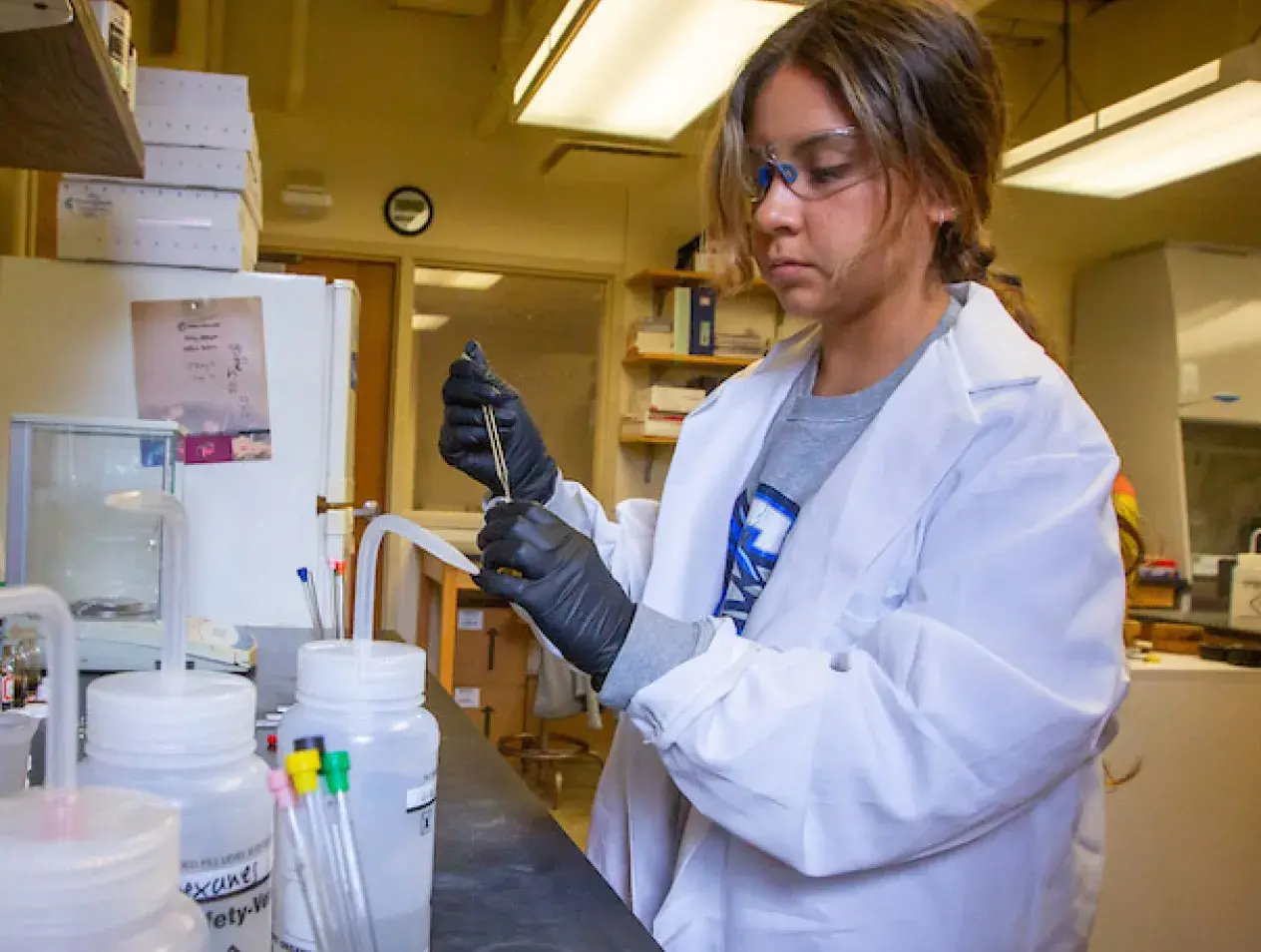 Laura Cogua doing lab research