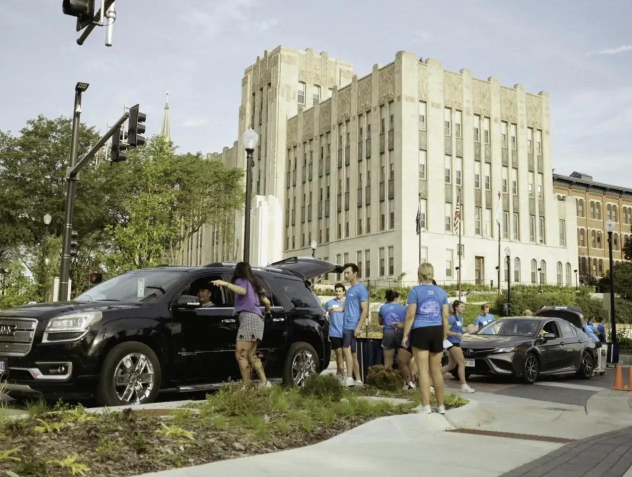 Students helping move in