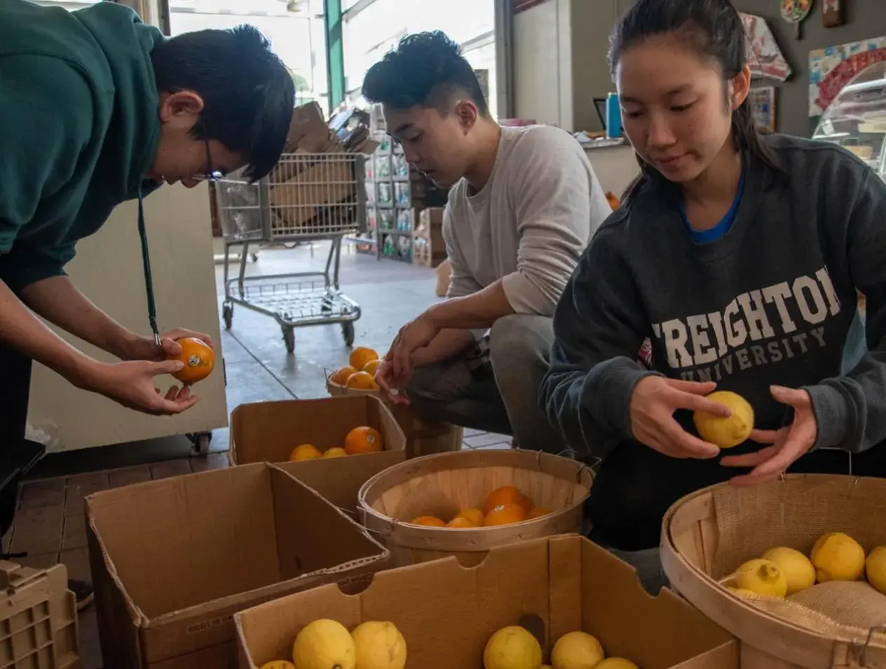 fall service trip students volunteering