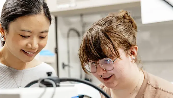 Hui Hong working with a student