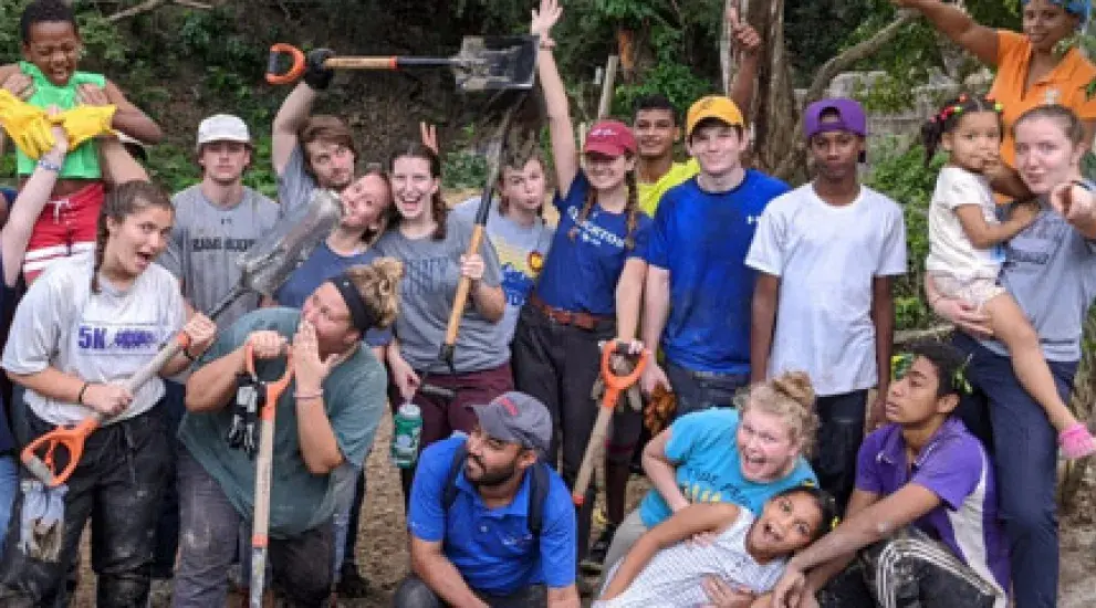 Students in the Encuentro Dominicano program during a service learning project