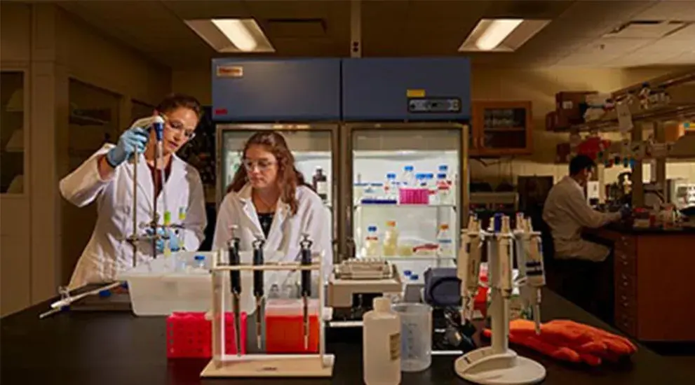 Dr. Lynne Dieckman in lab with student